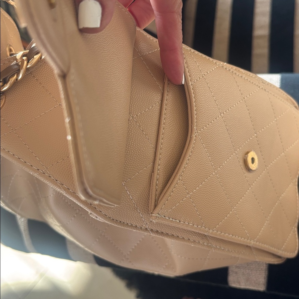 Chic Beige Quilted Shoulder Bag with Gold Chain Strap 25 CC - Picture 7 of 11